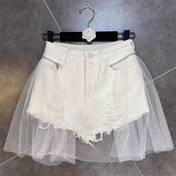 White shorts - Picture 1 of 2